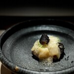 くるますし - オコゼの全部のせ。 ここのオコゼの炭火炙りは圧巻ですが、こちらもすごい。 当日〆たバッキバキの白身に、胃袋、皮、肝、卵と多くの部位をそれぞれ 調理したのち合わせて、最後に煎酒のジュレをかけた料理。 醤油よりも昔から庶民の調味料である素朴な煎酒。 これが一品目です。 おこぜの命まるごといただきます。 食とは過酷で厳粛なもの。