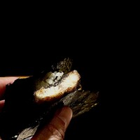 くるますし - 本日の鮨の一等賞。 天然うなぎの炭火炙りを炙りたての海苔で。 文字通り、皮目はバリバリの炙りたて。 ツメは使わず、さっぱりとした味付け。 写真を撮るのがやばいくらいに熱々です。 ザクッと軽快ないい音。 弾ける香り。 重量感のある脂がジュワッとあふれ出して咀嚼のたびに旨味が深ま ります。 このわずか数十秒の間、僕は絶頂感に満たされ至りました（笑）。