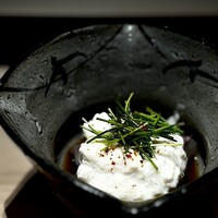 くるますし - 鯛。 大将に「今季、最高で最後」と言わしめるほどの超絶個体と鯛の白子を和える。 言葉に尽くせないほどの引き締まった素晴らしい食感と信じられないほどの旨味。 自家製ポン酢にハイパーインフレな白子。 ポン酢と素材だけ。 これを下品に一気食いしたら、獣に変身するんじゃないかと思うくらい、 何かが覚醒しそうです。 熟成熟成言うてる熟成信者たちを大内刈りでぶっ倒す、旨さの暴力です。