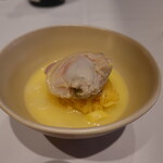 レストラン ナズ - 蛤とホワイトアスパラの手打ちパスタ(水分は卵黄のみのタヤリン)、２、3ヶ月発酵させたホワイトアスパラを絞ったエキスに蛤の出汁とバターのソースを合わせて