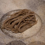 レストラン ナズ - ９割蕎麦粉とピザ用の小麦粉１割の蕎麦、２、３ヶ月発酵させた大根のジュースに辛味大根のおろしと大葉のオイル