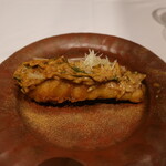 レストラン ナズ - 〆たてのイワナの超高温(約280度の油でフリット、キャベツの発酵ソース(発酵キャベツに焦がしたクリームをキャラメリーぜ)、大葉、砕いた文旦