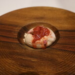 レストラン ナズ - 赤米のアイス、とちおとめを桜の酢で炊いたソース、桜の花の塩漬け、赤米のポン菓子