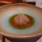 レストラン ナズ - 火入れして周りを削ぎ落とした柔らかい部分のスライス、３週間発酵させた蕪のスライス、１、２ヶ月発酵させた２種類のトマトの酢、ざくろ、生のいちじくの葉で作ったオイルを合わせたソース