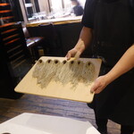 レストラン ナズ - ９割蕎麦粉とピザ用の小麦粉１割の蕎麦、２、３ヶ月発酵させた大根のジュースに辛味大根のおろしと大葉のオイル