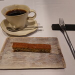 レストラン ナズ - コーヒーとヘーゼルナッツのケーキ、材料はよく炒ったヘーゼルナッツと玉子とバターのみ