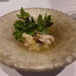 レストラン ナズ - 12月に捕った長野の月の輪熊のロースと春の山菜のスープ、山菜は2ヶ月発酵させた蕗のとう、こごみ、行者にんにく、クレソン、スープの出汁は昆布と熊肉