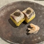 ドゥ・クルール - 柑橘で締めたニシンとサフランライスの洋風押し鮨？タプナードソース添え