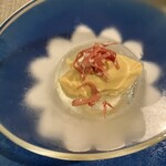 ドゥ・クルール - とうもろこしのムース、トマトのジュレ、生ハム乗せ