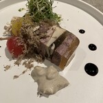 ドゥ・クルール - 和牛の首肉とあわびたけのコンソメジュレ　白バイ貝の肝ムース添え