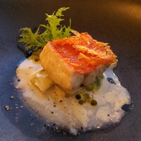 四季庭 カフェ＆レストラン - 四季庭■HORS-D'ŒUVRE■・・・桜鱒の瞬間スモーク ホワイトアスパラとサワークリーム 新芽と春豆の菜園をイメージして