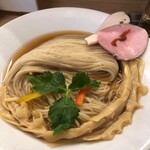 めん処 きよ洲 - 綺麗に畳まれたふすま入り中細麺が美しい！