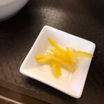 めん処 きよ洲 - 味変用の柚子皮が苦味と風味が美味しい！