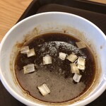 めん処 きよ洲 - サバと醤油のつけダレに佐助豚の脂の層、ネギが浮かびます