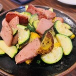 とみ - ズッキーニとスパムの炒め物