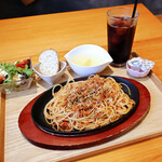 Cafe Bar maru sankaku shikaku - 自家製ミートパスタ、サラダ、パン、スープ、アイスコーヒー