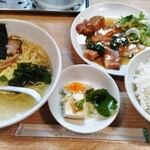 248978561 - 角煮定食をオーダー。いろいろなお料理が付いてきて、しかもどれも美味しかったです。素晴らしい！