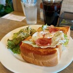 カフェ マルイ - ベーコンエッグトースト　＋350円