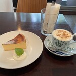 CAFÉ FAÇON - バスクチーズケーキ+カフェ・カプチーノ(HOT)