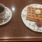 英國屋 なんばCITY - モーニングC プレーンワッフル ホットコーヒー(無料おかわり一回可能)