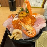 海鮮処 魚屋の台所 本店 - 圧巻の種類が載った海鮮丼！映える〜