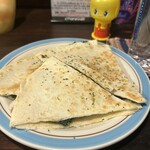 レイドバック - ライブ当日に食べたメキシコフードのケサディーヤ。とろけるチーズがたっぷり入っていて、ピザをサンドしたような感じでした。