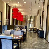 東天紅 - 店内は贅沢な作り