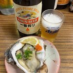 立呑み処 入部酒店 - 瓶ビールとセルカキ