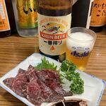 立呑み処 入部酒店 - 瓶ビールと鯨お造り