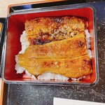 うなぎ石川 - 上丼のアップです。焼きは弱めで、ふんわり感が強目の焼き加減です。