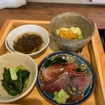 Gomyo No Mukai - 小鉢は、もずく酢、おひたし、枝豆のよせ豆腐に雲丹のせ！お刺身は、シマエビに鰹にアジ。鰹は小ぶりながらいい塩梅に水分が抜けて旨味を感じました。