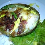 遊邑RAKUZA - ＜アボガドとプリプリ海老のマヨネーズ焼き＞