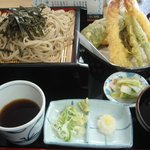 手打ちそば 光来 - 天ざるそば９８０円！これにおにぎりが付きます。