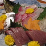 芭新萃 - 夕食：お造り（イサキ・カツオ・タチウオ）