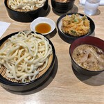 粉家 - 豚肉ごま汁うどん と かき揚げ