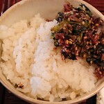 九州産直 炉端かてて - 九州炉端かてて 八丁堀店 少なめでお願いした麦入りご飯に自家製ふりかけを乗せて頂きます