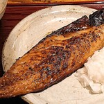 九州産直 炉端かてて - 九州炉端かてて 八丁堀店 鬼おろしが添えられる炭火で炙られた大きなサバの醤油干し
