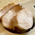 Menyahassumba - 柚子胡椒の効いた低温調理の鶏胸肉、その下には豚バラチャー。