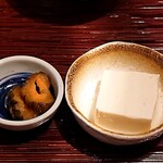 九州産直 炉端かてて - 九州炉端かてて 八丁堀店 定食に付く冷奴とキューちゃん