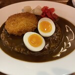 カレーハウス すぷ～ん - コロッケカレー、玉子、らっきょうトッピング