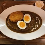 カレーハウス すぷ～ん - コロッケカレー、玉子、らっきょうトッピング