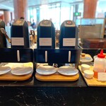 ザ・テラス - コンディメント（3種のフルーツジャム・ヘーゼルナッツクリーム・サワーチェリージャム・ストロベリージャム）、蜂蜜、メープル