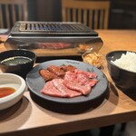 Kagurazaka Eniku Purodhusu Do Bai Araiya - 和牛焼肉定食(3種)