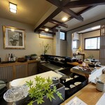 海鮮 まえ浜 - お寿司屋さんの面影が残る店内。個室もあります。
