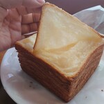 サンエトワール - ミルフィーユブレッド495円✨ミルフィーユの所以はここ！幾重にもかさなる薄い層を1枚1枚剥がして頂くことができます♪もちろん剥がさずかじってもOK。