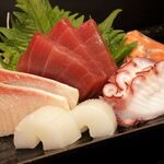 さざんか亭 - お造り五種盛り合わせ、季節のお刺身の盛り合わせ。季節の美味しいお魚をご用意しています