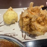 Marugame Seimen - 追い詰められると掴んでる野菜かき揚げとあまり見ない半熟卵天ぷら