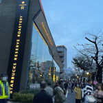 スターバックス リザーブ ロースタリー トウキョウ - 桜の時期（500組待ち）