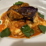 osteria SANZOKU URIVO - 【茄子とモッツァレラのトマトソースパスタ】茄子の盛り付けが素敵。