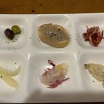 osteria SANZOKU URIVO - 【６種の前菜盛り合わせセット①６種の前菜】オリーブ、レバーパテ、生ハム、ピクルス、鯛、ポテサラ（だったと思いますが、間違ってたらスミマセン！）
